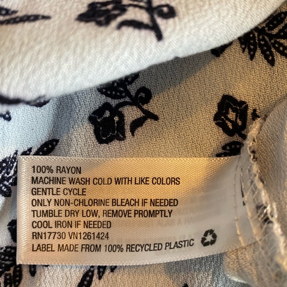 Cute Universal Thread women’s top. - Picture 3 of 3